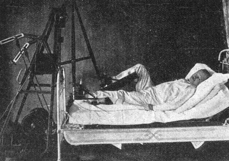 zobrazit detail historického snímku: Přístroj umožňující chůzi v posteli.