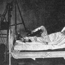 retro fotografie Přístroj umožňující chůzi v posteli.
