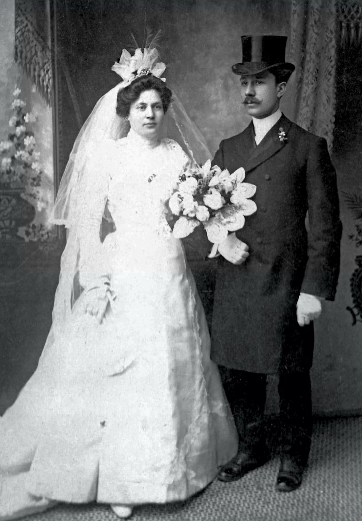 zobrazit detail historického snímku: Svatební památeční fotografie.