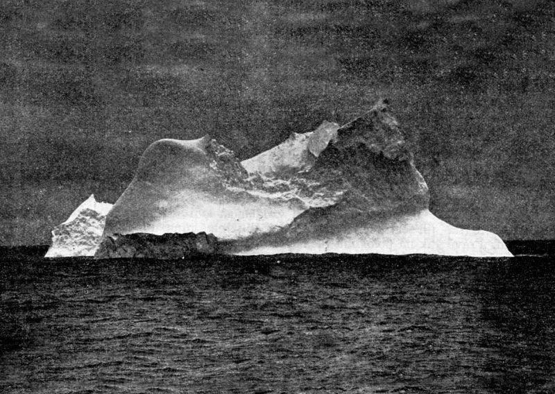 zobrazit detail historického snímku: Vysoký plovoucí ledovec z části roztátý.
