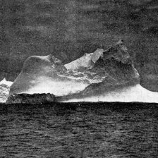 Vysoký plovoucí ledovec z části roztátý.