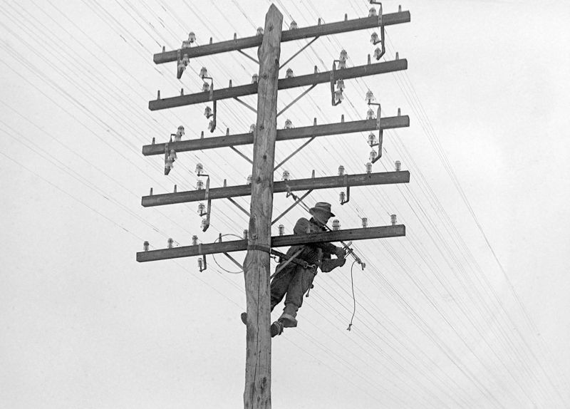zobrazit detail historického snímku: Telefonní sloup.
