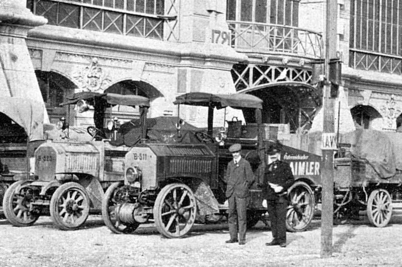 zobrazit detail historického snímku: Nákladové automobily na výstavišti v Praze.