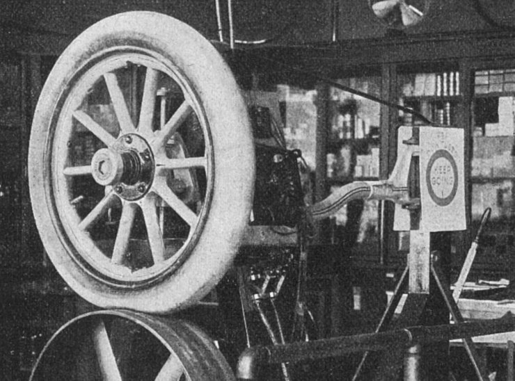 zobrazit detail historického snímku: Stroj na zkoušení automobilových obručí.