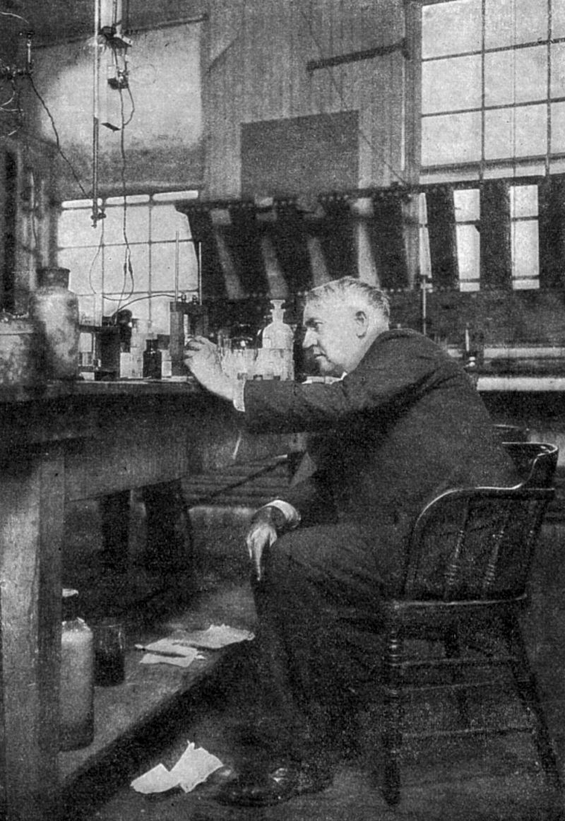zobrazit detail historického snímku: Thomas Alva Edison ve své laboratoři.