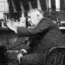 retro fotografie Thomas Alva Edison ve své laboratoři.