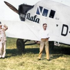 kolorovaná fotografie Tomáš Baťa a pilot Jindřich Brouček u letadla Junkers F 13.