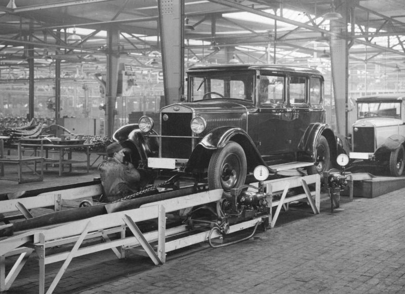 zobrazit detail historického snímku: Výroba automobilů Škoda v Mladé Boleslavi.