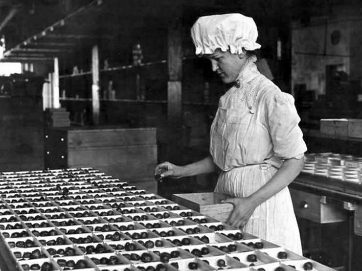 zobrazit detail historického snímku: Výroba bonbonů.