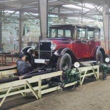 kolorovaná fotografie Výroba automobilů Škoda v Mladé Boleslavi.