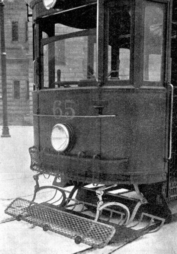 Ochranný přístroj Lange-Möckův v klidu. Dle fotografie. - klikněte pro zobrazení detailu