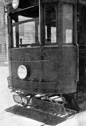 Ochranný přístroj Lange-Möckův v činnosti. Dle fotografie. - klikněte pro zobrazení detailu