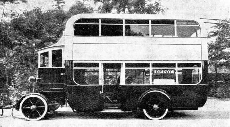 zobrazit detail historického snímku: Troleyový autobus v Leedsu.