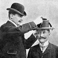 Přístroj ku přizpůsobování tuhých klobouků tvaru hlavy v závodě Jana Weisse v Praze.