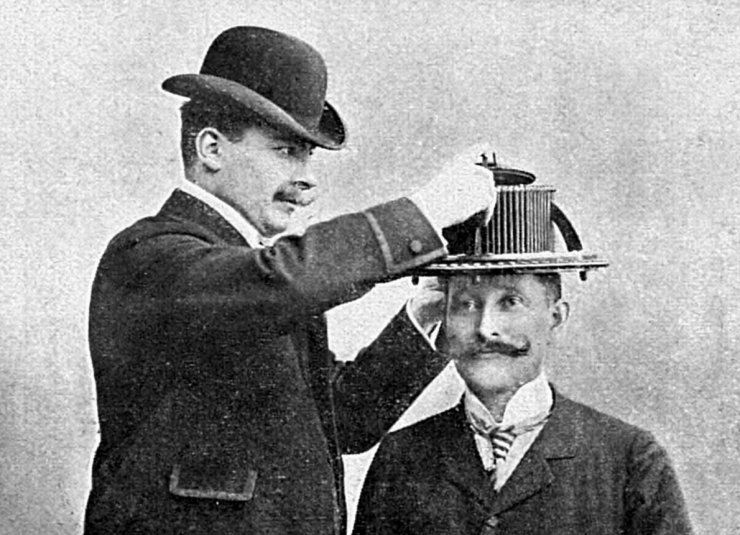 zobrazit detail historického snímku: Přístroj ku přizpůsobování tuhých klobouků tvaru hlavy v závodě Jana Weisse v Praze.