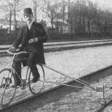 retro fotografie Loewenguthův bicykl na kolejnici.