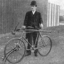Složený bicykl pro jízdu po silnici.