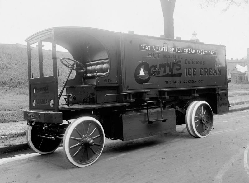 zobrazit detail historického snímku: Elektrický automobil značky Walker Electric.