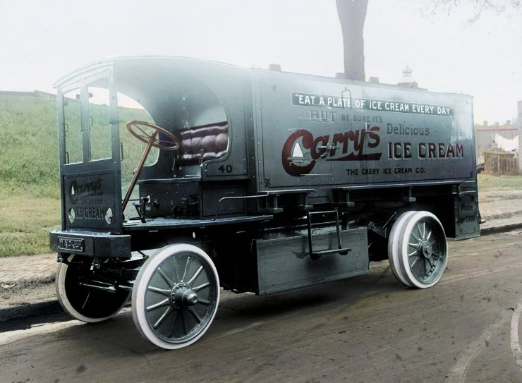 zobrazit detail historického snímku: Elektrický automobil značky Walker Electric.