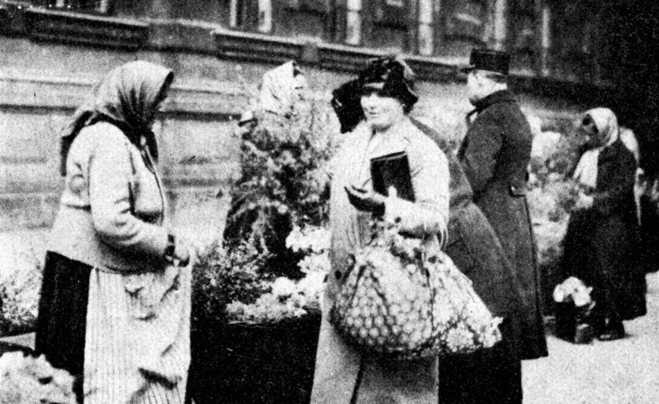 zobrazit detail historického snímku: Pražanky na trhu.