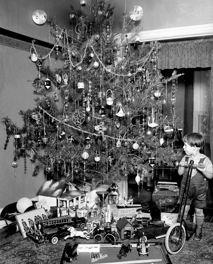 zobrazit detail historického snímku: Vánoční stromeček s dárky.