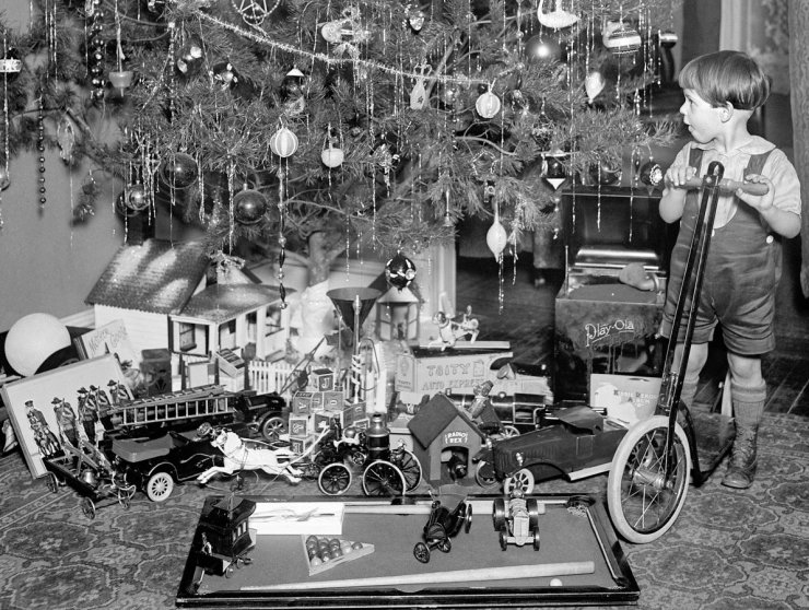 zobrazit detail historického snímku: Vánoční stromeček s dárky.
