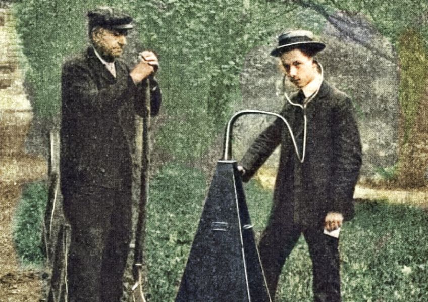 Vědecká metoda hledání vody ze začátku minulého století: Někdo dodnes hledá podzemní vodu pomocí proutkaření,…