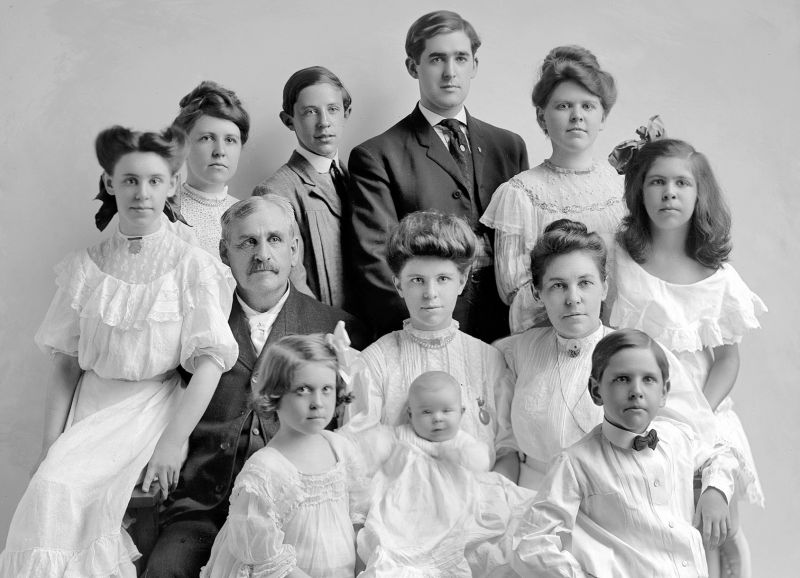 zobrazit detail historického snímku: Rodinné foto.