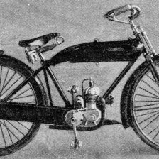 Bicykl s pomocným motorkem u šlapadel.