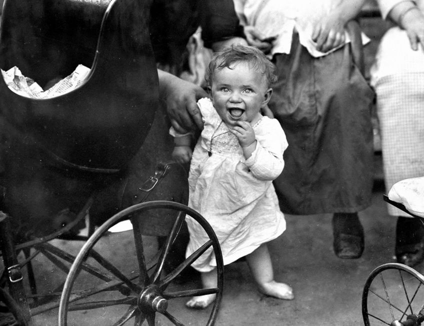 Jak bezpečně uchopit malé dítě, abyste mu neublížili? Jak bezpečně uchopit malé dítě, abyste mu neublížili?: Bojíte se uchopit a zvednou malé dítě, abyste se ho…