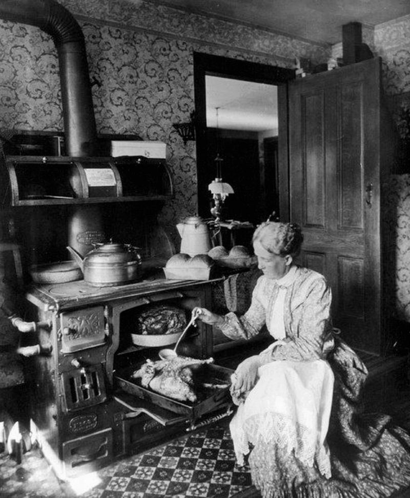zobrazit detail historického snímku: V kuchyni.
