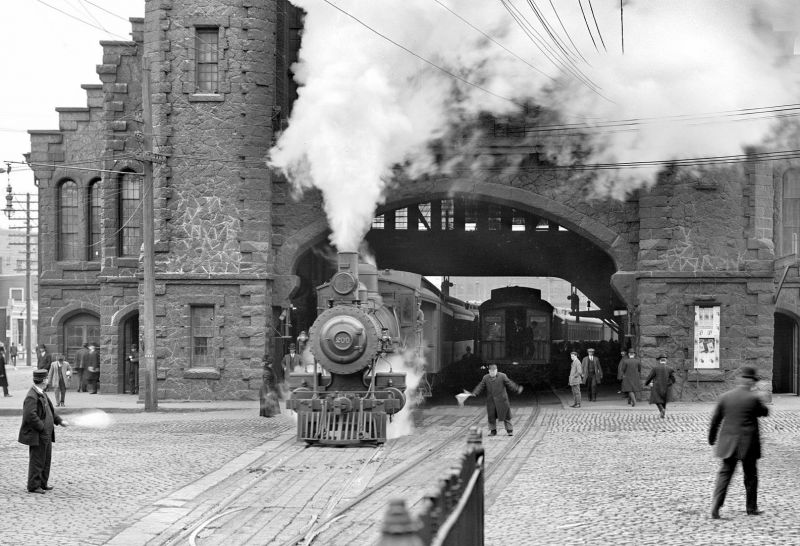zobrazit detail historického snímku: Vlak na nádraží.