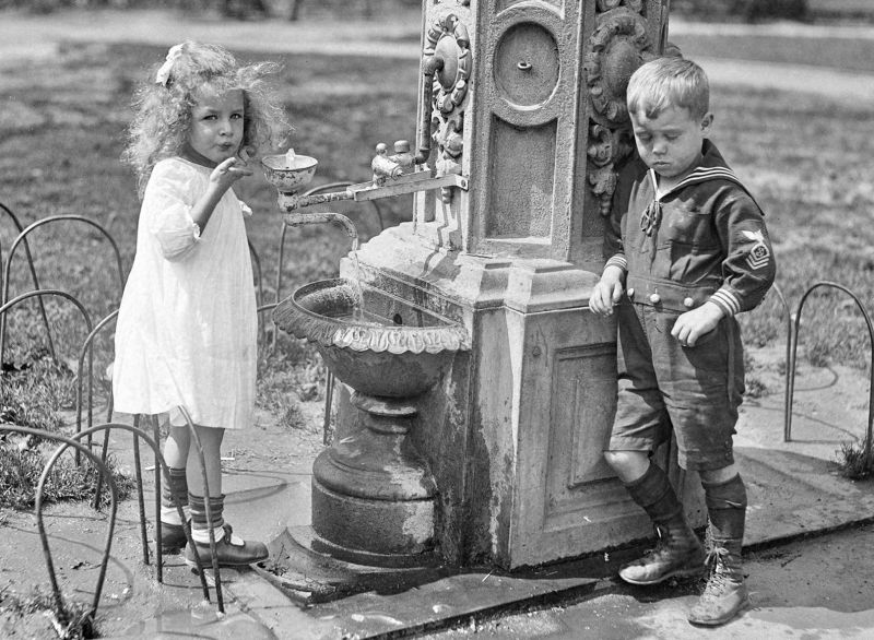 zobrazit detail historického snímku: Děti u vodní fontány.