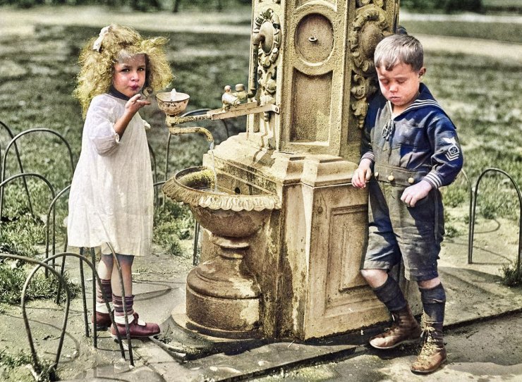 zobrazit detail historického snímku: Děti u vodní fontány.