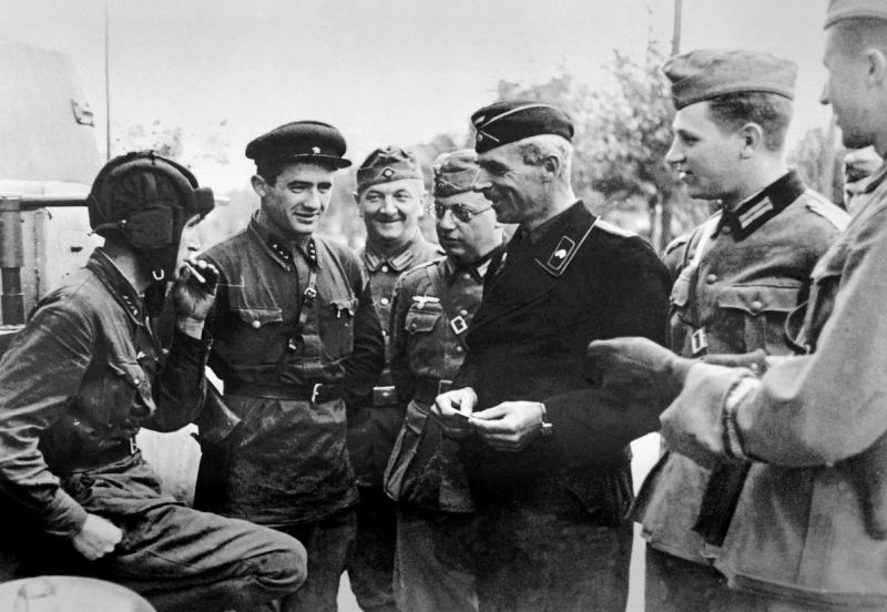 zobrazit detail historického snímku: Vojáci Německa a Sovětského svazu v Polsku.