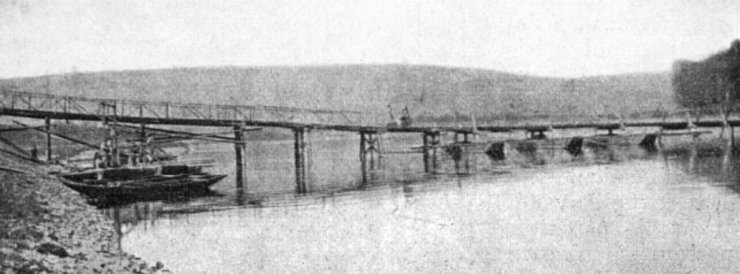 zobrazit detail historického snímku: Vyhození vojenského mostu u Troje do povětří: Hotový most.