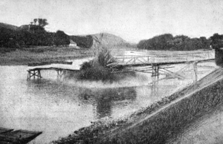 zobrazit detail historického snímku: Vyhození vojenského mostu u Troje do povětří: Výbuch.