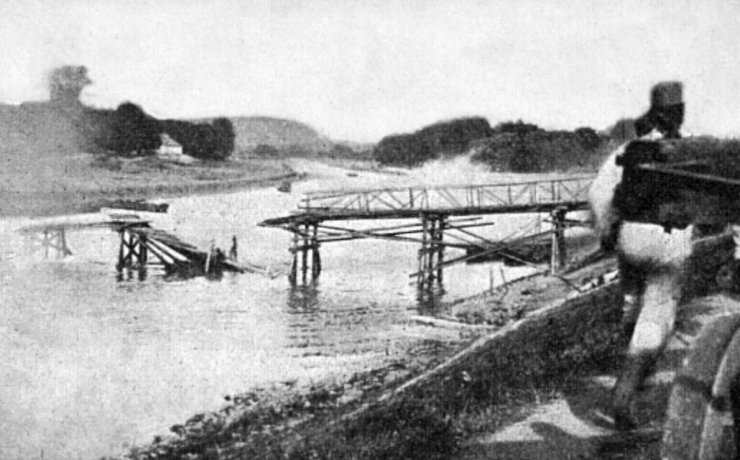 zobrazit detail historického snímku: Vyhození vojenského mostu u Troje do povětří: Po výbuchu.