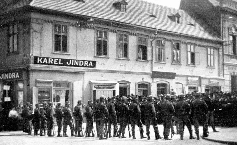 zobrazit detail historického snímku: Vojsko v Kladně.