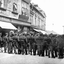 retro fotografie Vojskem uzavřená ulice.
