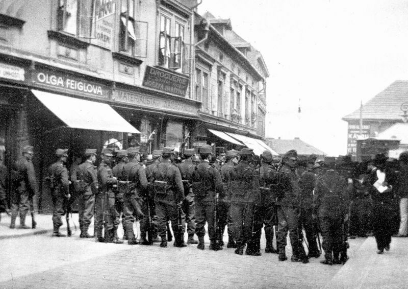 Vojskem uzavřená ulice. - klikněte pro zobrazení detailu