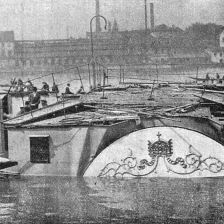 retro fotografie Výbuch parního kotle na Vltavě. 