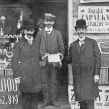 retro fotografie Výherci »České loterie« pp. bratří Bílkové.