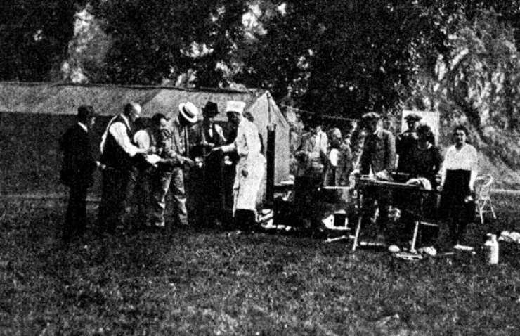 zobrazit detail historického snímku: »Fronta« při obědě