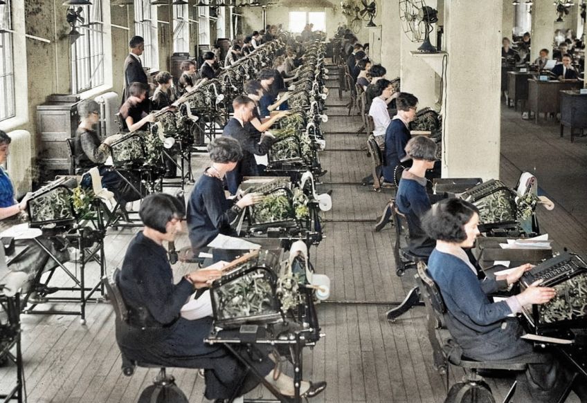 Rok 1932: Ministerstvo bezhlavě utrácí při stavbě svého nového sídla: V dobách krize by se měly úřady snažit maximálně…