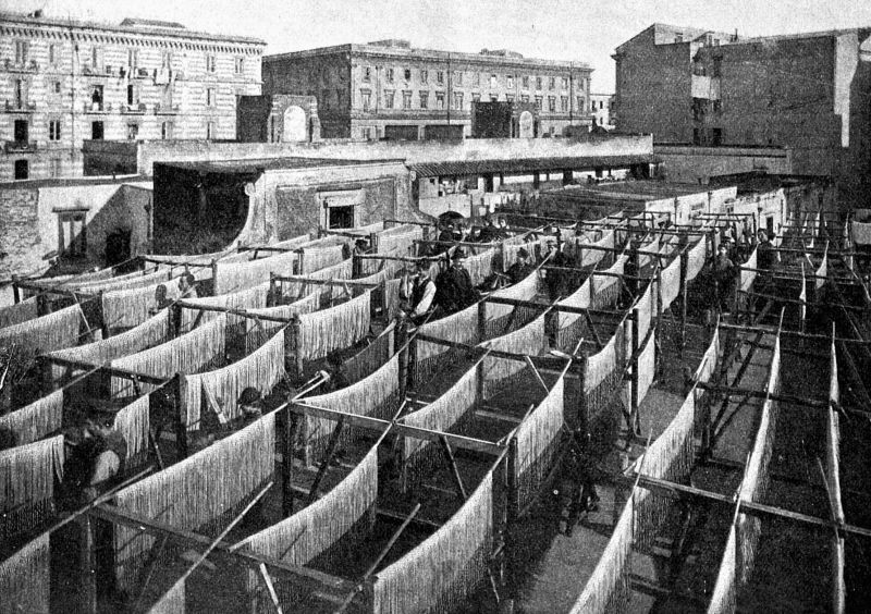 zobrazit detail historického snímku: Výroba makaronů v Italii.