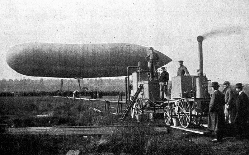 zobrazit detail historického snímku: Pojezdné zařízení na výrobu vodíku pro ballony.
