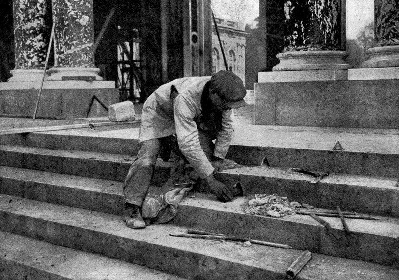 zobrazit detail historického snímku: Vkládání Knappenových trubic do schodů zámku ve Versailles.