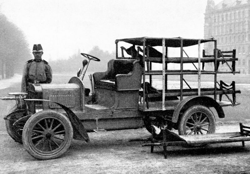 zobrazit detail historického snímku: Vůz vojenského zdravotního sboru od firmy Laurin & Klement.