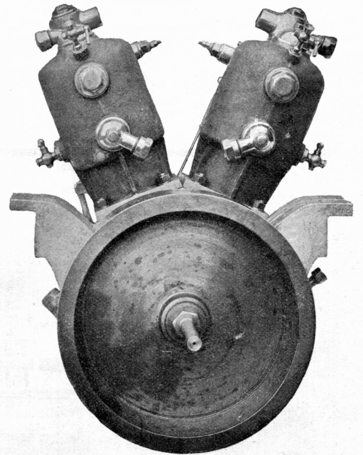 zobrazit detail historického snímku: Dvojválcový motor firmy Laurin & Klement.
